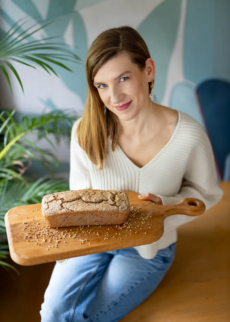 Mama z dzieckiem ugniatają ciasto przy kuchennym blacie